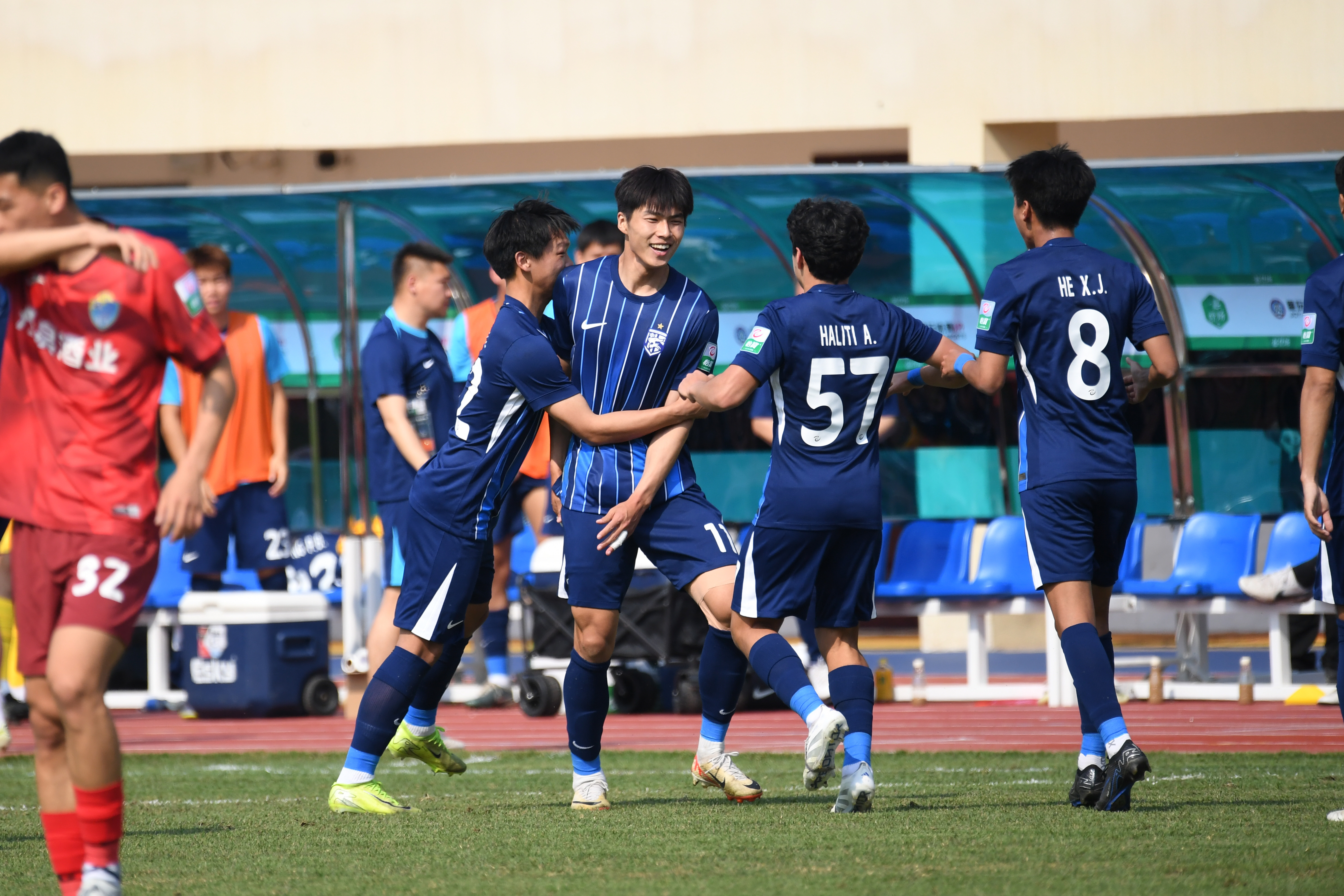 爱游戏体育app下载-武汉三镇训练开放日；清晨绝杀压哨引欢呼；CBA季后赛在即；更衣室氛围转暖的简单介绍