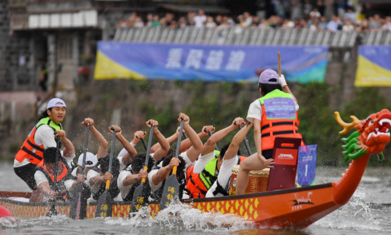 爱游戏体育app下载-武汉三镇训练开放日；清晨绝杀压哨引欢呼；CBA季后赛在即；更衣室氛围转暖的简单介绍