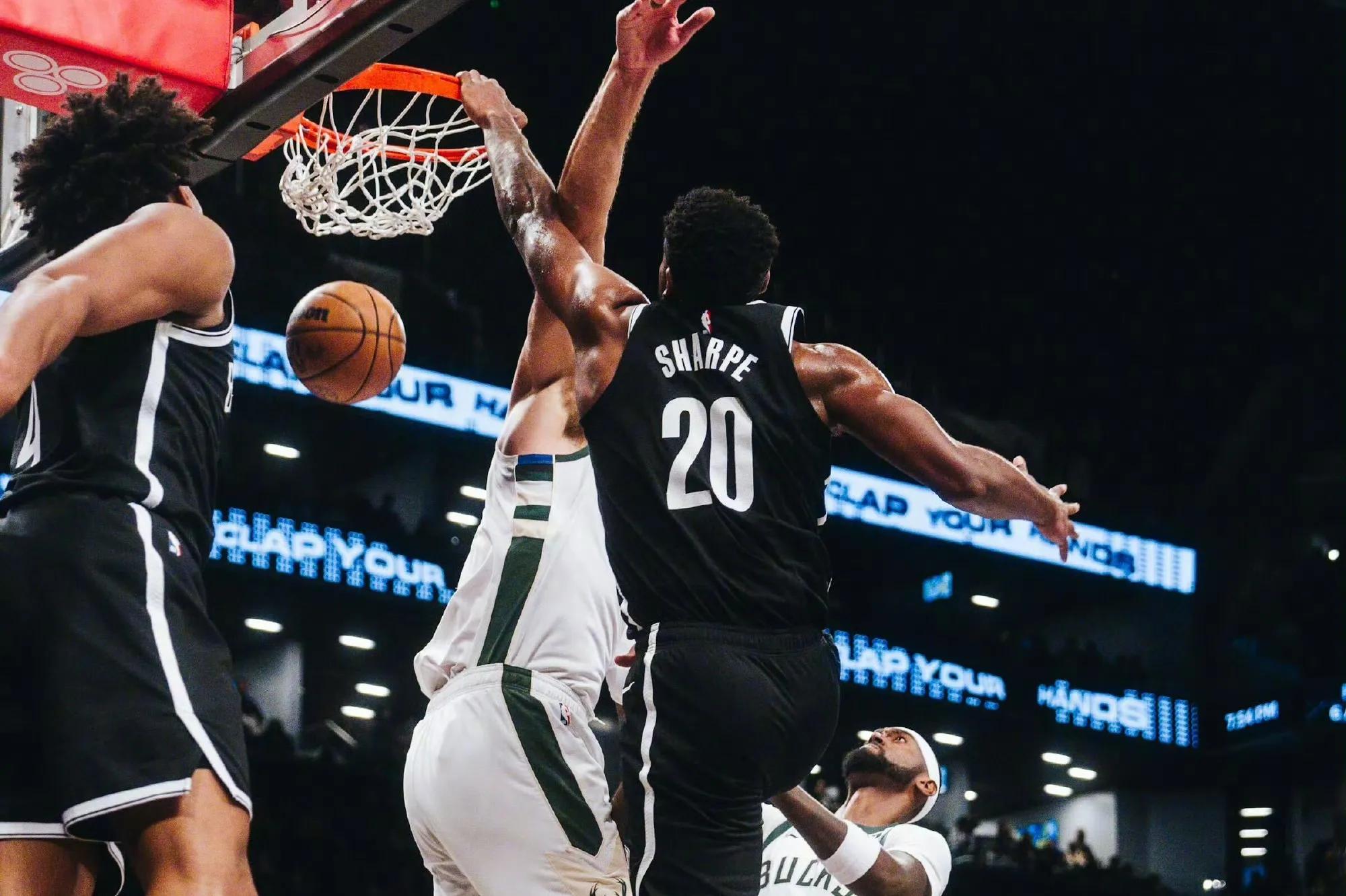 爱游戏app下载-赛前巴塞罗那备战荷甲关键时刻布鲁克林篮网扳平良机，阿扎伦卡在日本队比赛中晋级看傻球迷 